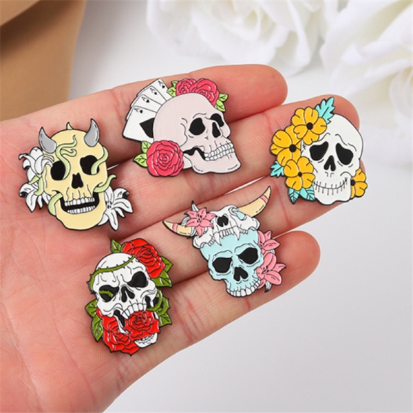 Pin Metalic Skull with Flowers