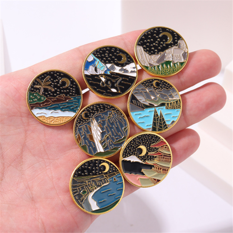 Pin Metalic Moon Lovers