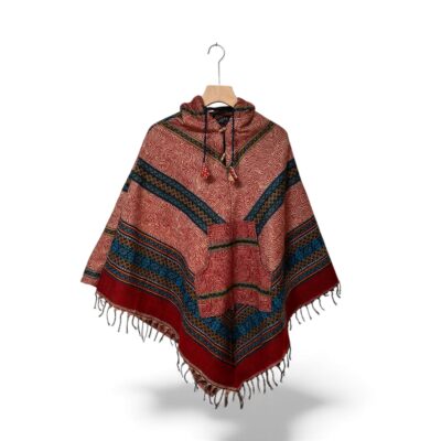 Poncho Etnic Roșu cu Glugă și Nasturi din Lemn – Unisex, Model Tribal Handmade