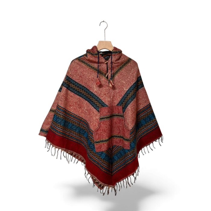 Poncho Etnic Roșu cu Glugă și Nasturi din Lemn – Unisex, Model Tribal Handmade 4 Poncho Etnic Roșu cu Glugă și Nasturi din Lemn – Unisex, Model Tribal Handmade 4