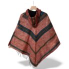 Poncho Etnic Roșu cu Glugă și Nasturi din Lemn – Unisex, Model Tribal Handmade 5