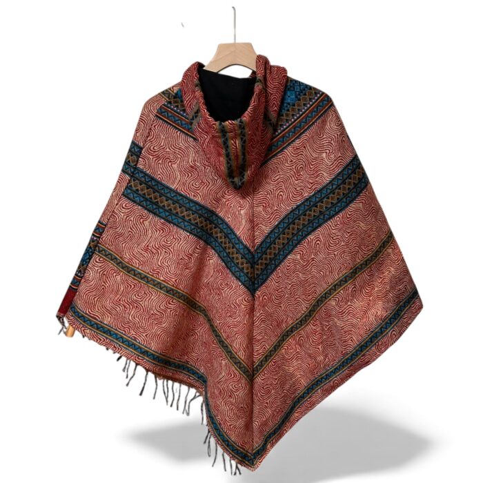Poncho Etnic Roșu cu Glugă și Nasturi din Lemn – Unisex, Model Tribal Handmade 5 Poncho Etnic Roșu cu Glugă și Nasturi din Lemn – Unisex, Model Tribal Handmade 5