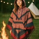 Poncho Etnic Roșu cu Glugă și Nasturi din Lemn – Unisex, Model Tribal Handmade1